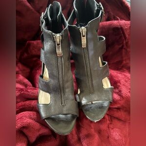 Vince Camuto black leather open toed heels with cute heel zippers
